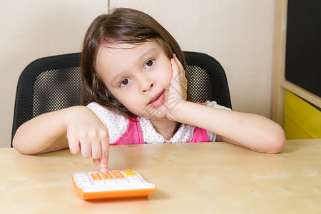 有计算器的女孩商业公司孩子数学椅子办公室背景图片