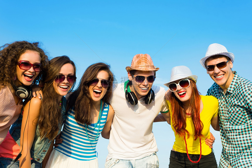 身戴太阳眼镜和帽子的青年群体喜悦闲暇活力团体舞蹈派对太阳男性夫妻精力图片