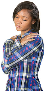 压抑的青少年女孩青年孤独绒布牙裔悔恨女士肩膀胸部双臂背景图片