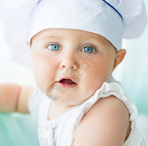 婴儿在带厨房工具的顶帽厨师中童年白色帽子戏服营养孩子食物乐趣饮食男生背景图片