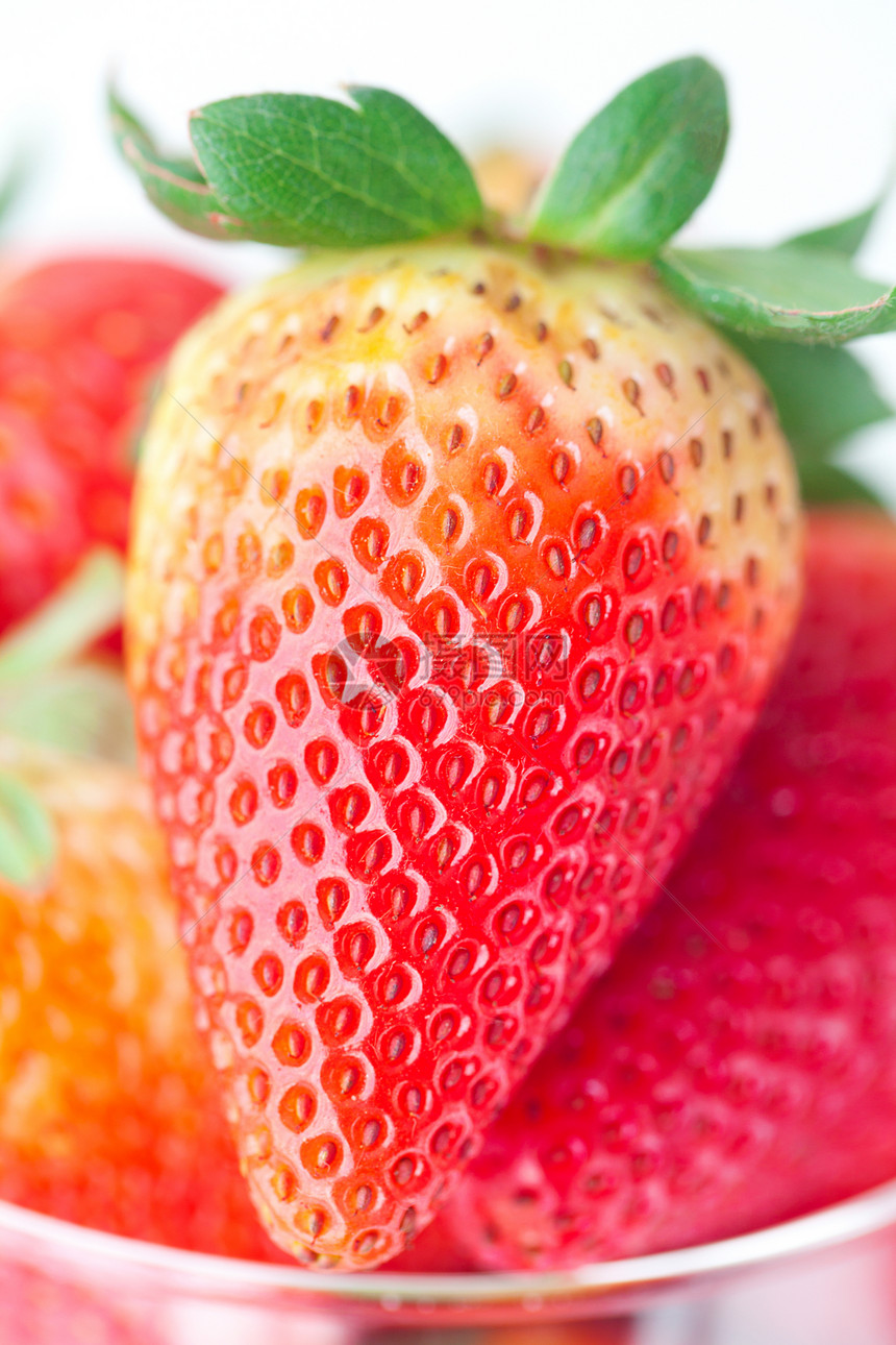 在一个玻璃碗中的大红草莓甜点健康植物种子草本植物宏观香料薄荷树叶草本图片