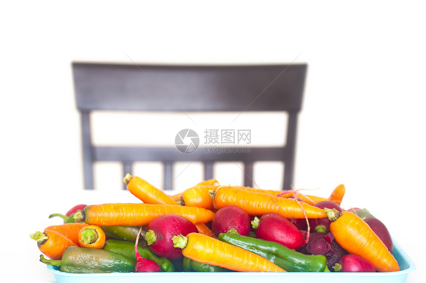 一张桌子和一张白板上孤立的椅子上大量蔬菜图片