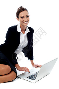 从事笔记本电脑工作的女商务人士商务人士女士经理快乐操作地面老板网络管理人员数据高清图片素材
