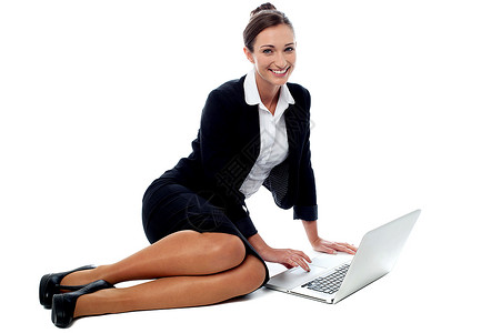 从事膝上型电脑工作的企业主管雇主员工商业地面办公室管理人员工作室网络快乐女性企业家高清图片素材