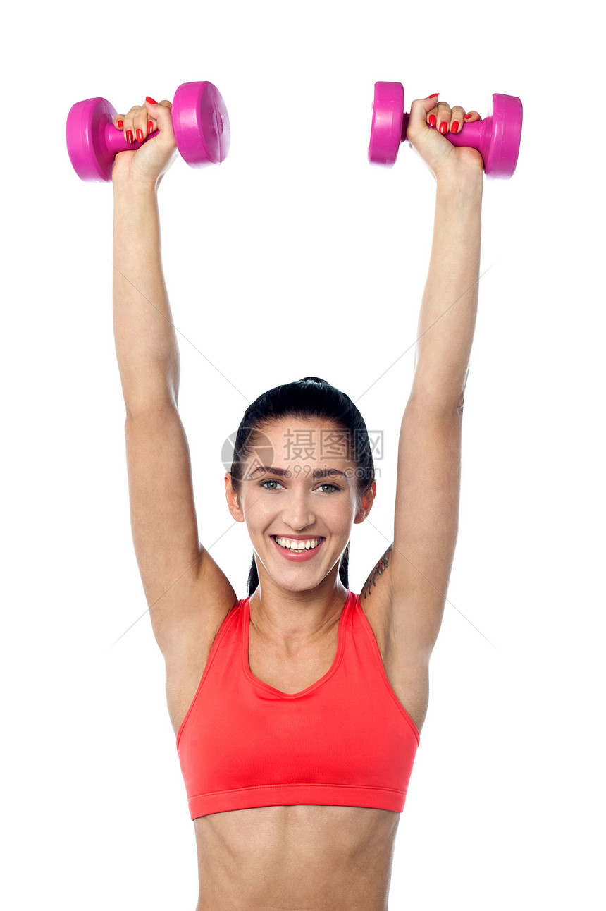 快乐的健身女举起哑铃饮食精力女性训练讲师健身房培训师运动装活力身体图片
