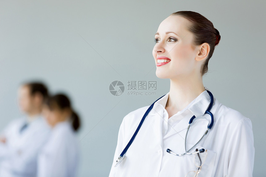 年轻女医生图表治愈考试外科职员职业专家临床女士外套图片