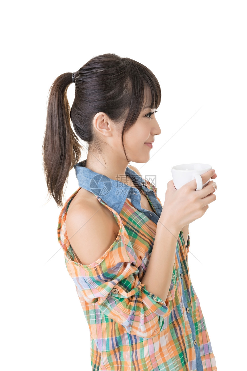 喝咖啡或茶的亚洲女人图片