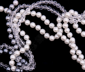 黑色丝绸上的白珍珠 黑珍珠和灰珍珠礼物展示细绳天鹅绒魅力宝石首饰奢华手镯珠宝背景图片