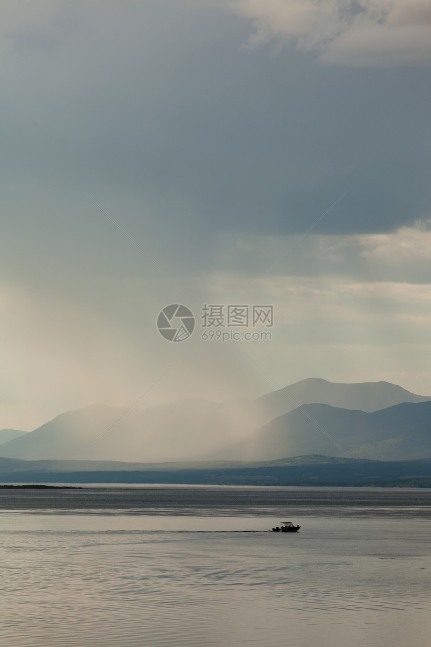 育空湖沼泽湖县坎达的雨水淋浴旅行山脉旅游风暴环境风景假期领土钓鱼天空图片