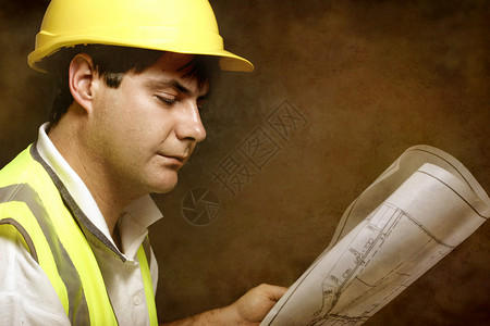 男性建造者工地工头阅读建筑工业计划商业的高清图片素材
