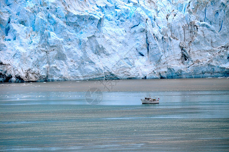 冰川旁边的船冰山爬坡丘陵蓝色山脉背景图片