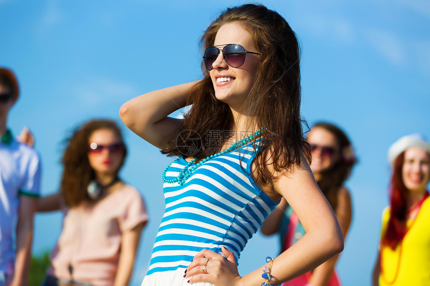 年轻女孩团体公园青少年女士青年笑声快乐魅力衣服幸福图片