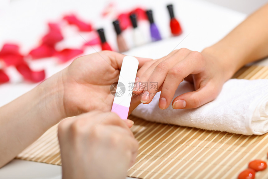 女人正在修指甲化妆品抛光治疗福利温泉毛巾女士拇指身体魅力图片