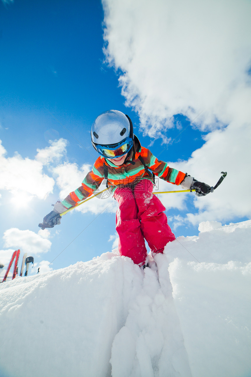 女孩在滑雪板上套装活动晴天粉末运动风镜衣服越野女性头盔图片