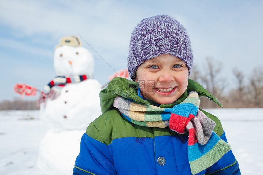 男孩做雪人摄影微笑夹克帽子童年农村场景院子闲暇活动图片