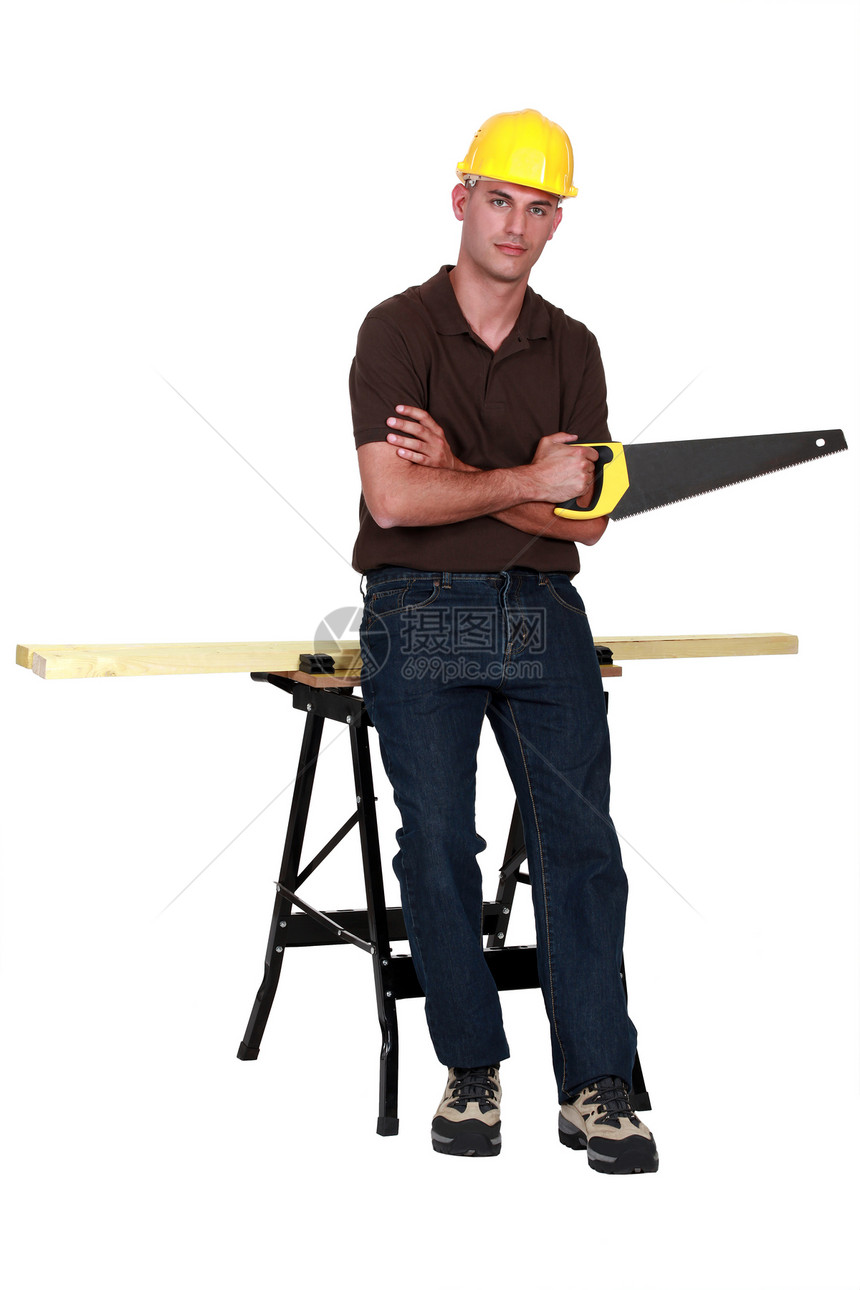 用手锯木匠经验男人工具男性工作台白色休息黄色木工手锯图片