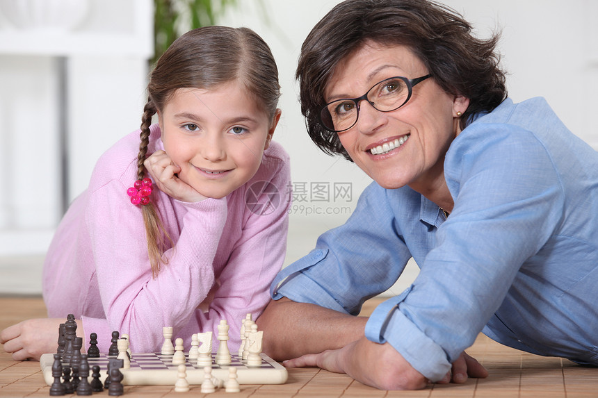 妇女与小女孩下象棋图片