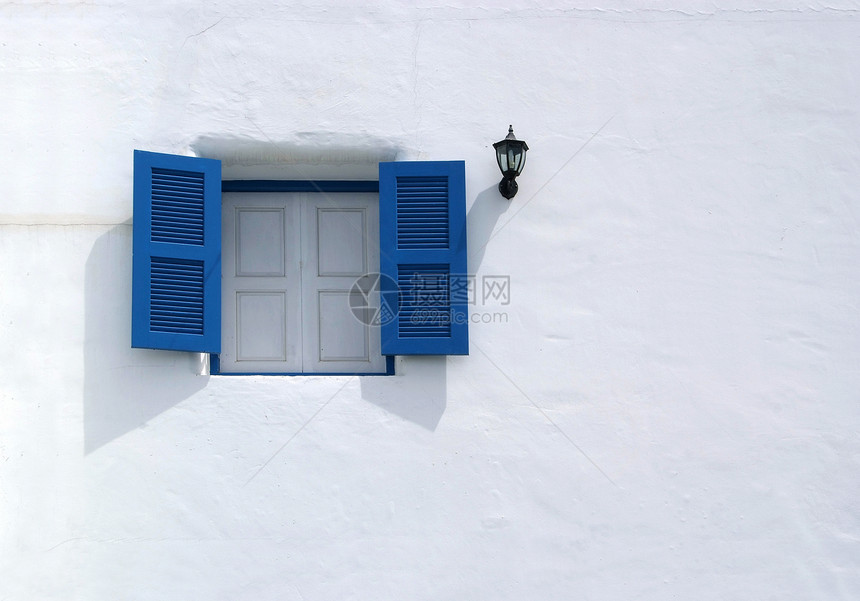 白墙上的蓝色窗口艺术建筑学框架建筑窗户装饰品村庄粉饰构造公寓图片