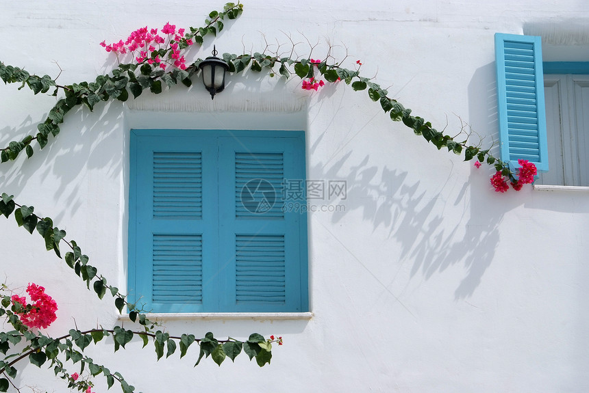 白墙上的蓝色窗口场景风景建筑框架窗户艺术家具公寓粉饰房子图片