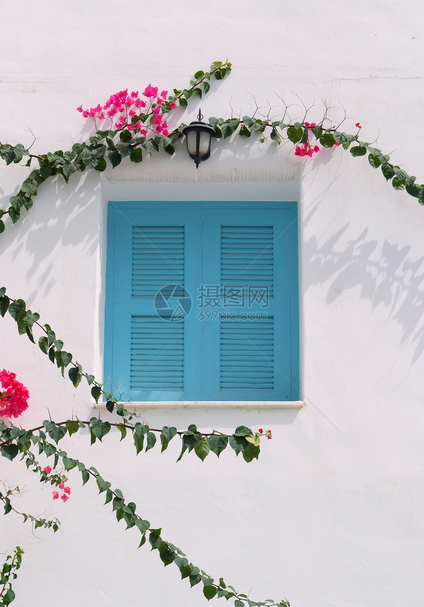 白墙上的蓝色窗口家具建筑艺术房子建筑学村庄框架窗户装饰品场景图片
