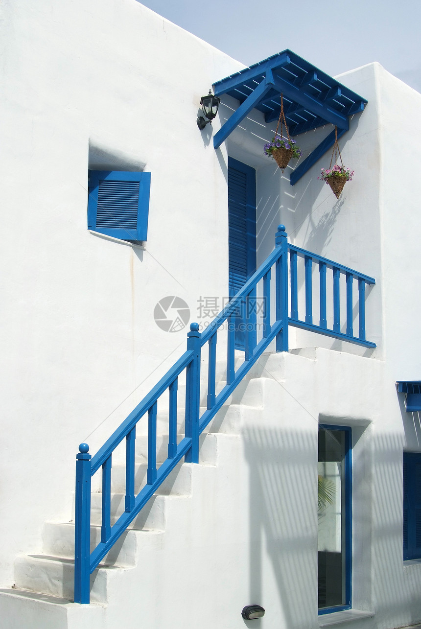 白墙上的蓝色窗口风景装饰品房子建筑家具场景村庄房间建筑学框架图片