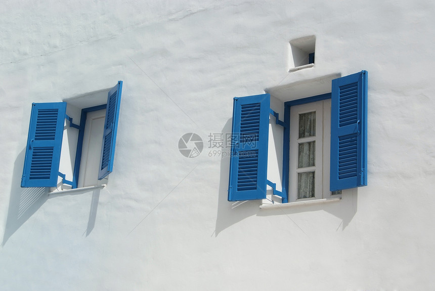 白墙上的蓝色窗口风景构造窗户房间房子粉饰框架村庄建筑装饰品图片