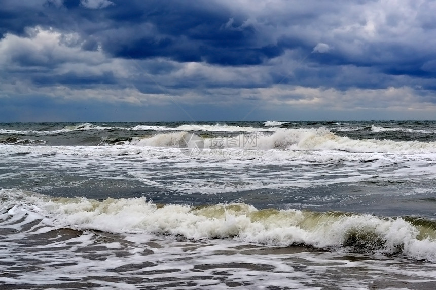 下雨的天气下海浪风暴天空地平线图片