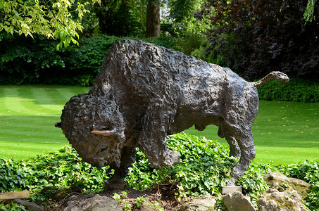 水牛城雕塑黑色植被绿色雕像艺术艺术品动物石头野牛背景图片