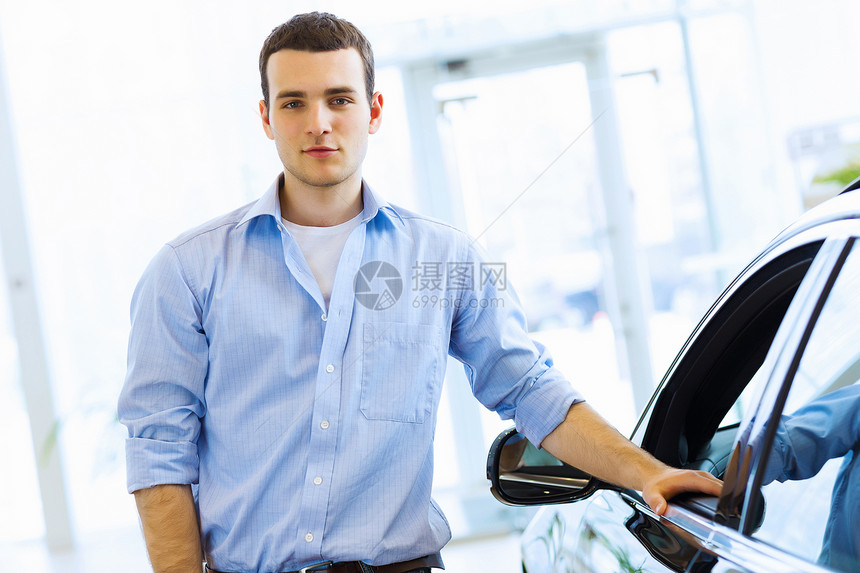 青年男子顾问顾问销售男性交易公司男人职业汽车经销商驾驶保险图片