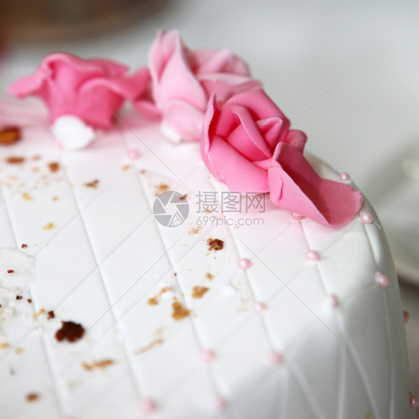 婚礼蛋糕上的粉红冰玫瑰图片