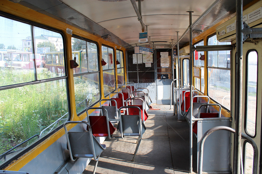 电车内视图座位民众风景旅行红色城市铁路市中心游客街道图片
