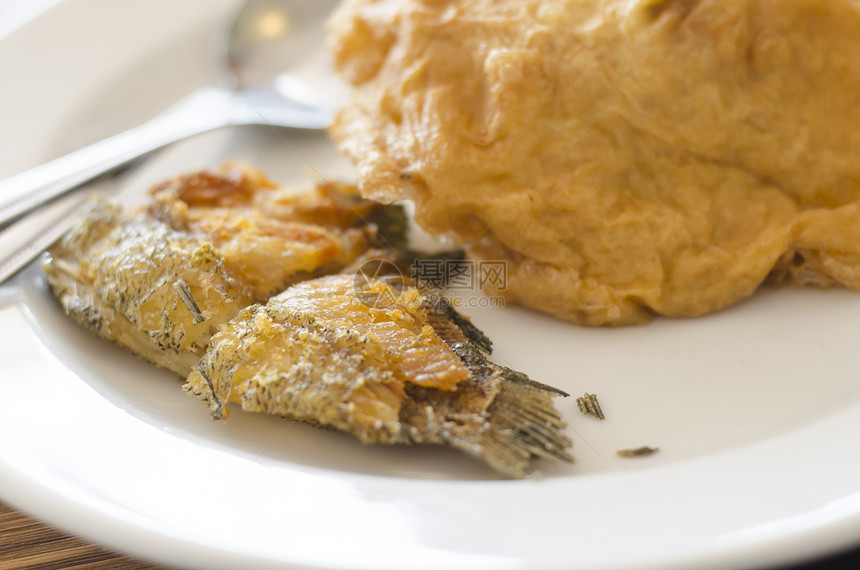 炒鱼和盘子煎蛋卷沙拉海鲜脂肪油炸美味午餐餐厅食物香菜文化图片
