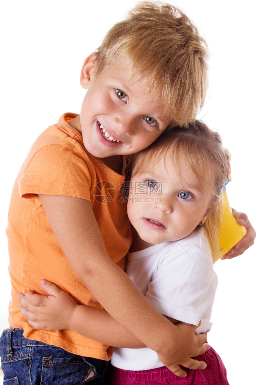 哥哥和妹妹拥抱孩子享受白色儿童乐趣快乐女孩兄弟情感喜悦图片