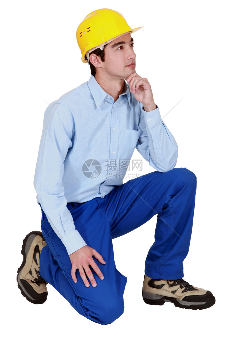 一个沉思的建筑工人思维男性安全帽工作管道男人电气工人职业技术员图片