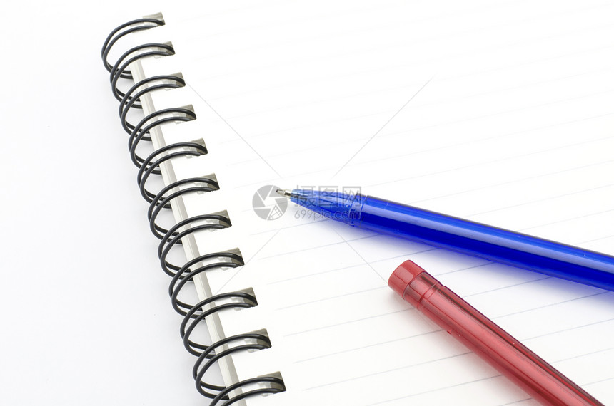 蓝色和红色笔 用笔记本在白色上隔离团体笔记毛毡教育铅笔软垫工艺螺旋补给品办公室图片