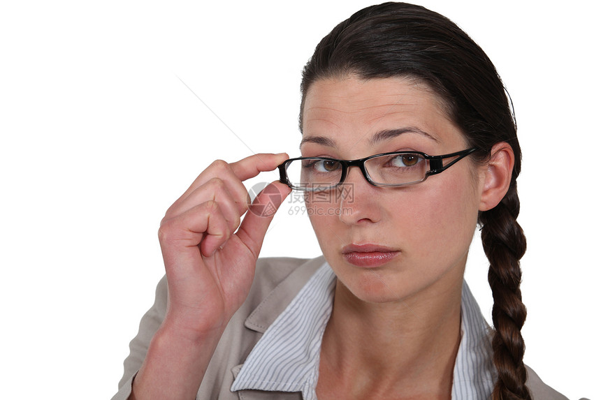 女人调整她的眼镜女士表情船尾感情编织镜片厌倦棕色框架石质图片