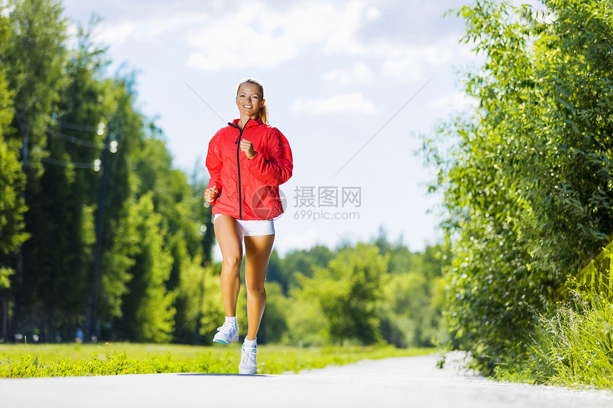 运动女运动员自由红色重量公园女孩身体赛跑者女性闲暇训练图片