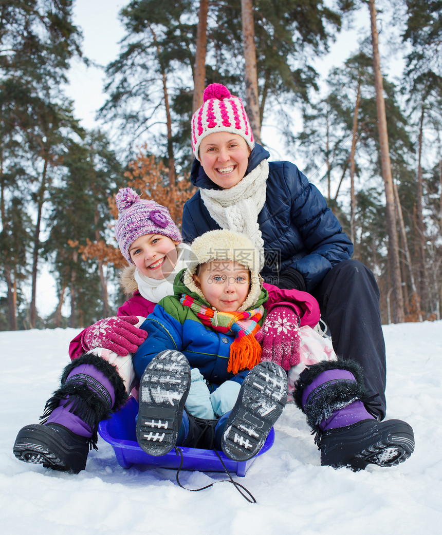 有趣的家庭在冬季风景中滑雪兄弟女儿喜悦姐姐季节孩子们母亲安全时间闲暇图片