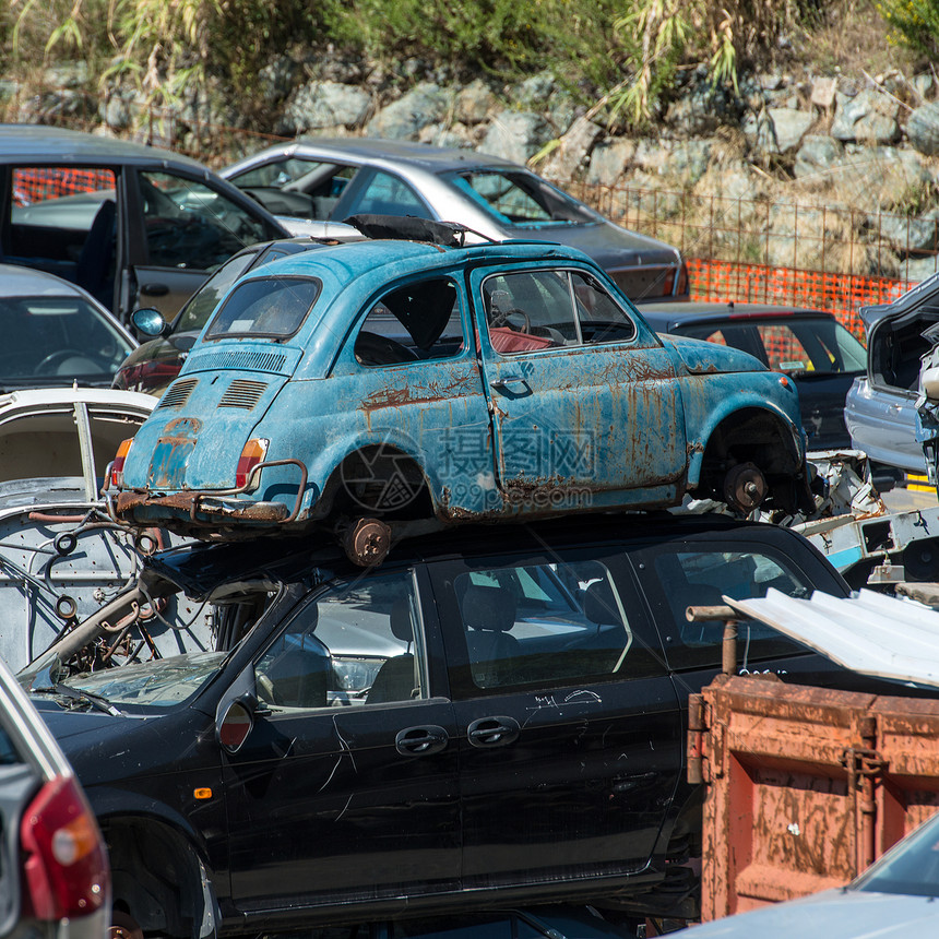 垃圾场的旧车破坏繁荣剩余备件回收垃圾零件废料汽车废金属图片