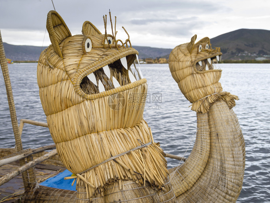 在提喀卡湖的里德船编织芦苇运输面具传统精神荒野岛屿尿素傀儡图片