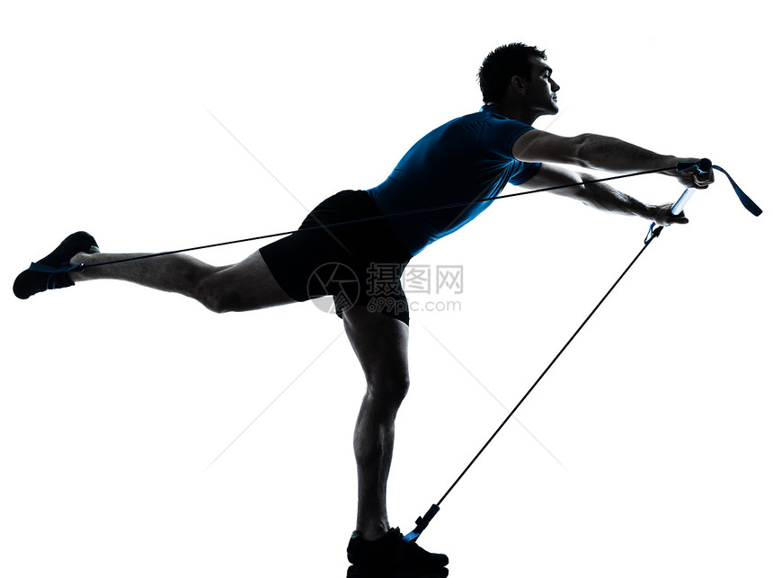 体操锻炼运动的男子健身姿势男性健美下蹲白色双腿体操棒阴影有氧运动松紧带男人图片