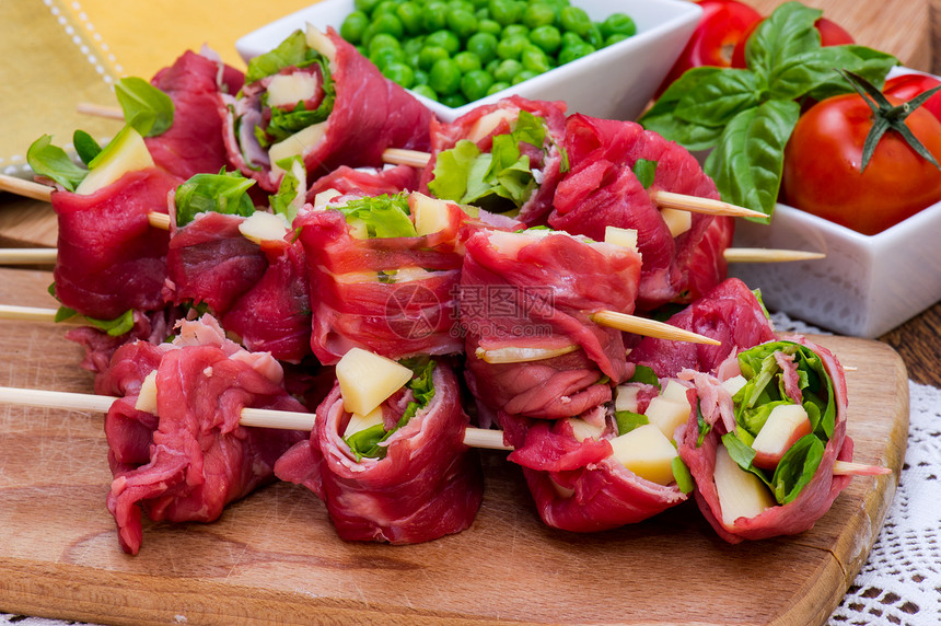 肉类罗醇木板盘子烹饪西红柿炙烤牛肉树叶沙拉食物火鸡图片