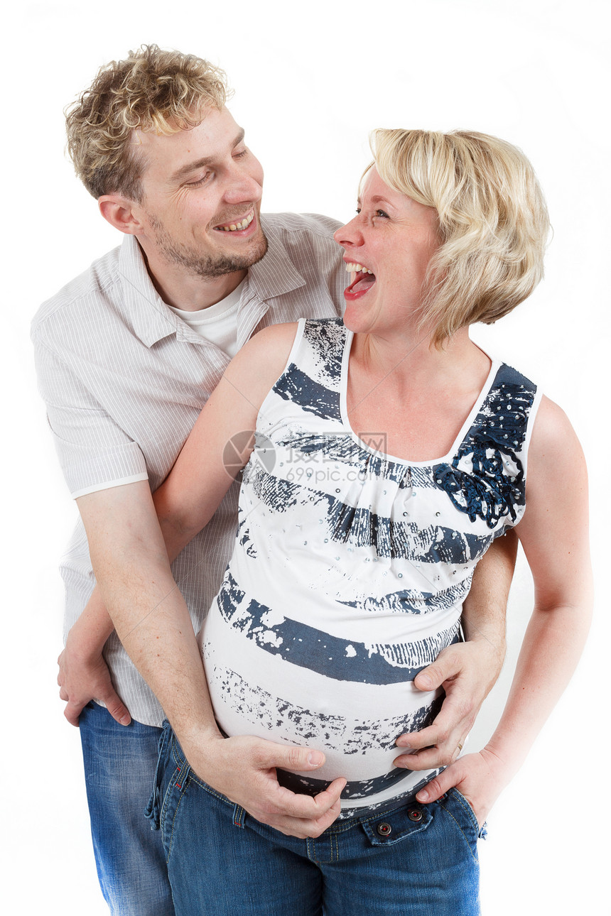 快乐的情侣 与丈夫一起微笑的怀孕妇女父母母亲女士工作室夫妻腹部父亲男人男性肚子图片