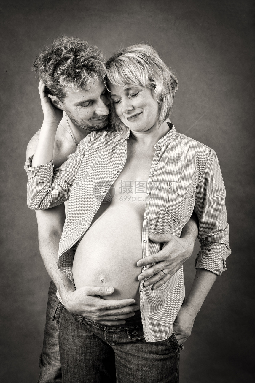 爱着幸福的一对夫妻 与丈夫一起怀孕的女人妻子腹部家庭男性母性婴儿工作室女士父母男人图片