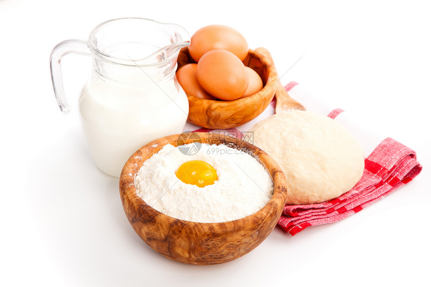 牛奶 面粉和鸡蛋 烘烤的原料面包烹饪食物白色桌子厨房面团蛋黄图片