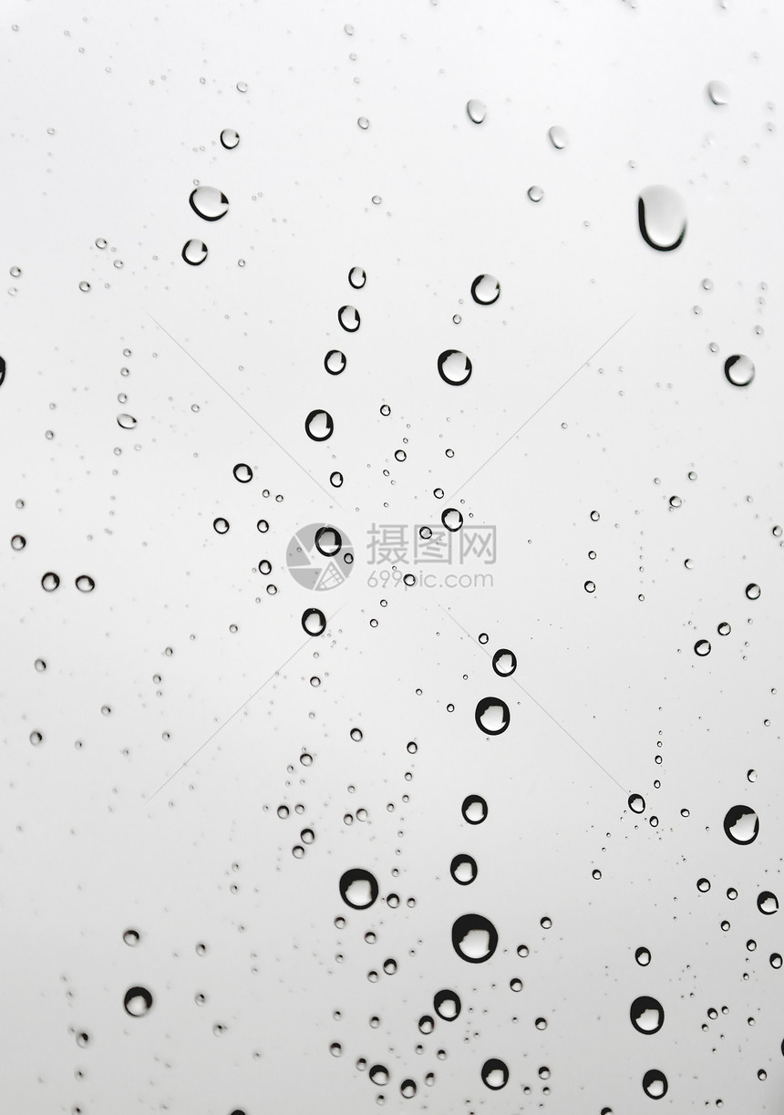倾斜窗口的雨滴灰色窗户水滴团体液体玻璃天气反射图片