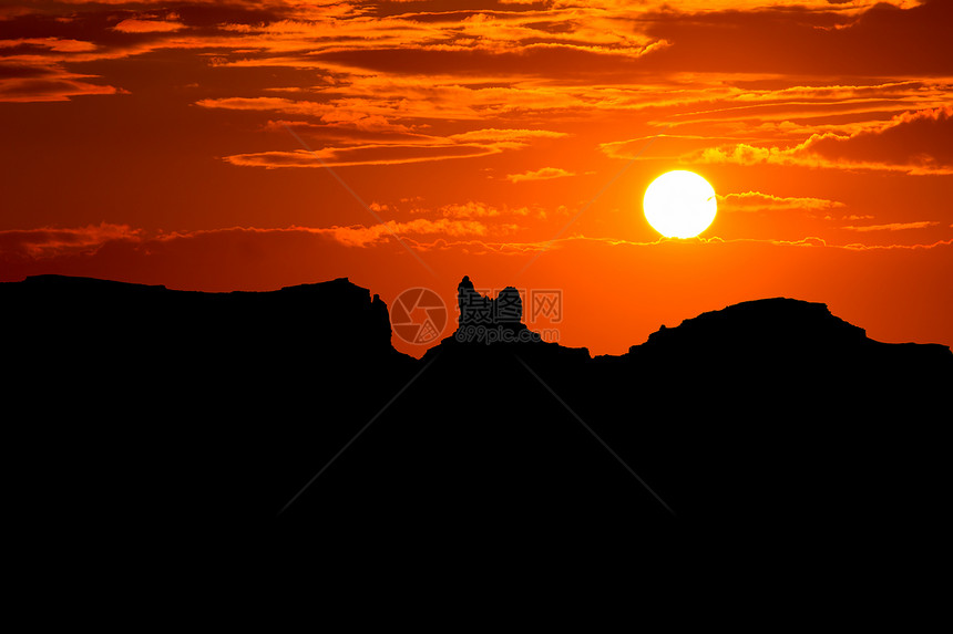 日落在通往古迹谷公园的美国163号风景公路上峡谷岩石太阳橙子地质学戏剧性天空地平线国家旅行图片