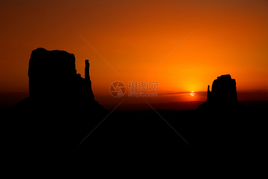 纪念碑西谷和东米唐布丁的日出橙子公园地平线砂岩天空纪念碑戏剧性旅行沙漠国家图片