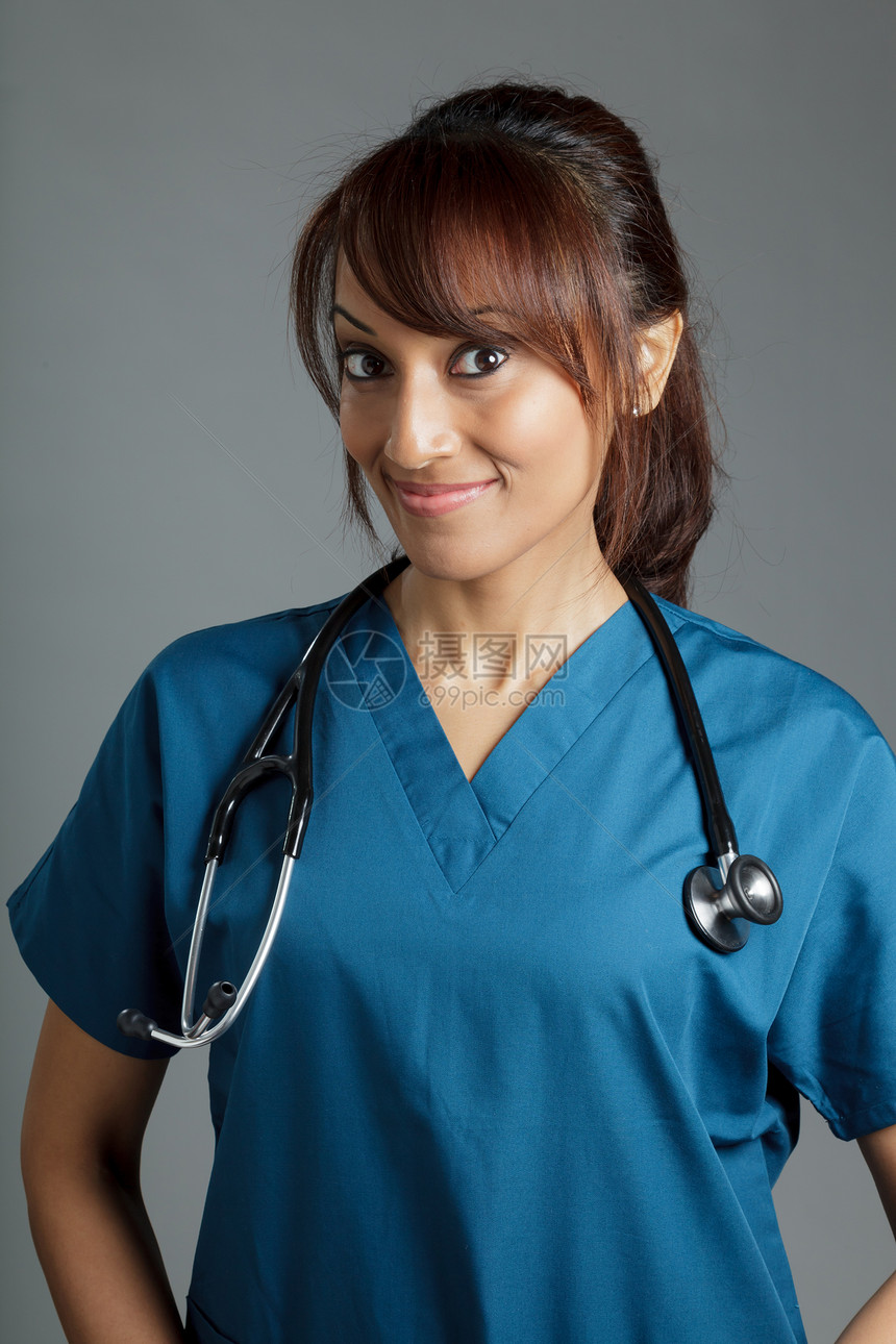 有吸引力的印度妇女孤立在白种背景上保健快乐学生医学喜悦长发专业医疗微笑成人图片