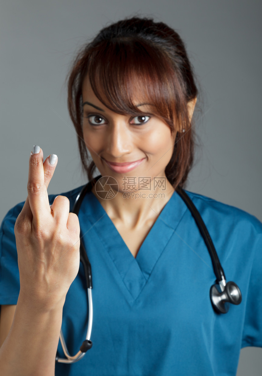 有吸引力的印度妇女孤立在白种背景上全科腰部长发保健白色擦洗蓝色手指职业医学图片